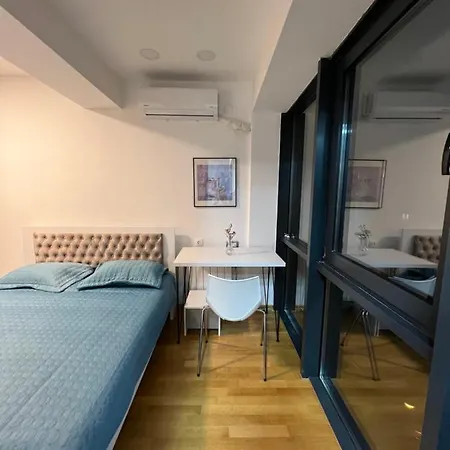 S&M Apartment *